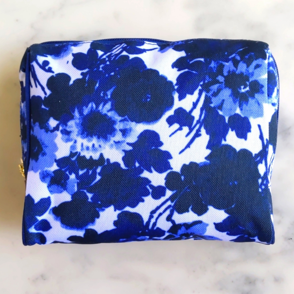 NWT. Estee Lauder Blue & White Floral w/Lining and Logo Zip Handle Cosmetic Bag.